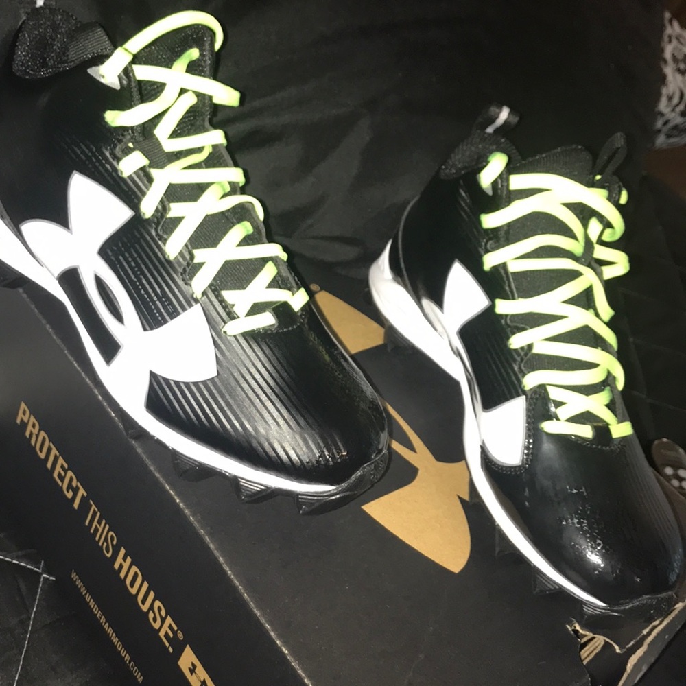 🏈Under Armour Sports Cleats⭐️NEON Yellow strings!